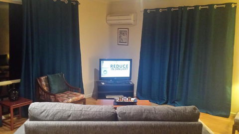 Oaktree Guest House - Kawana Tourism 4