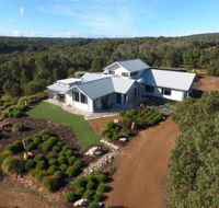 The White House at Wallcliffe Farms - Kawana Tourism