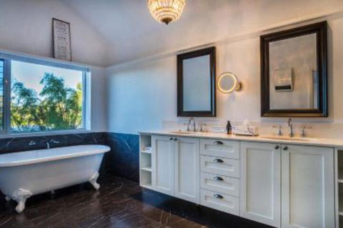 The White House At Wallcliffe Farms - Kawana Tourism 6