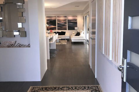 Magnificent Beach Retreat - Kawana Tourism 3