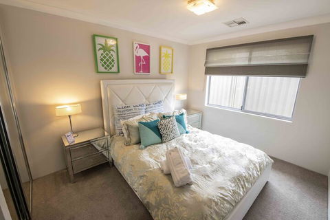 Magnificent Beach Retreat - Kawana Tourism 7