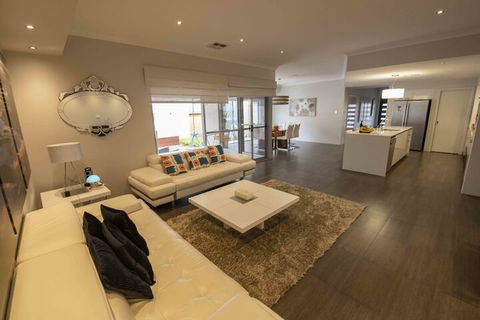 Magnificent Beach Retreat - Kawana Tourism 6