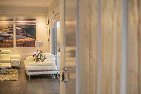 Magnificent Beach Retreat - Kawana Tourism 4