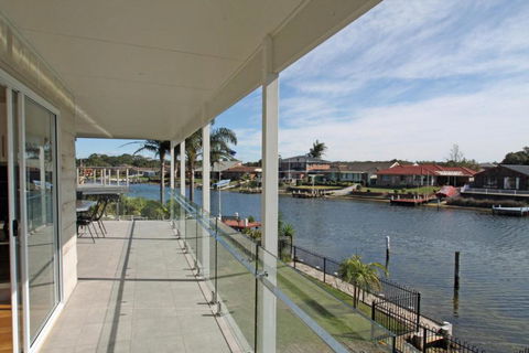 Unbeatable Waterfront Location - Kawana Tourism 6