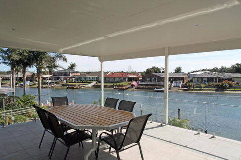 Unbeatable Waterfront Location - Kawana Tourism 1