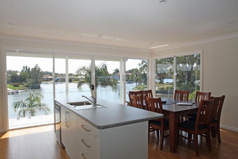 Unbeatable Waterfront Location - Kawana Tourism 4