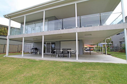 Unbeatable Waterfront Location - Kawana Tourism 3