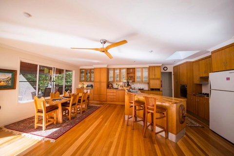 The Tree House. Treetop Living Near The Ocean Coolum Beach QLD Australia - Kawana Tourism 3