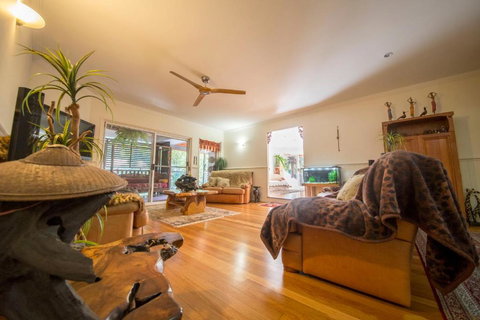 The Tree House. Treetop Living Near The Ocean Coolum Beach QLD Australia - Kawana Tourism 4