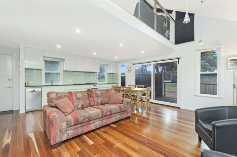 JOHANSSONS PERCH COTTAGE - Kawana Tourism 0