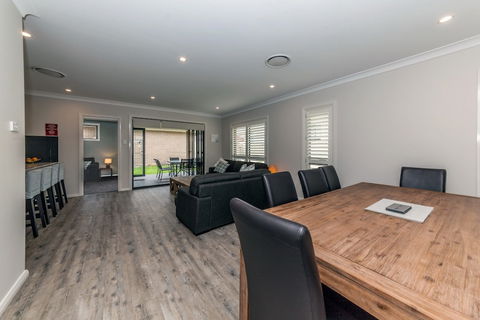 Tomaree Road 19 The Cottage - Kawana Tourism 1