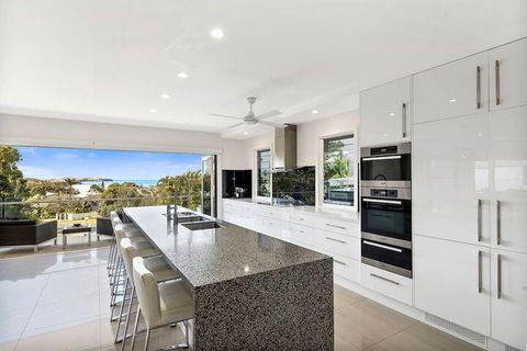 Ultimate Beach House - Kawana Tourism 5