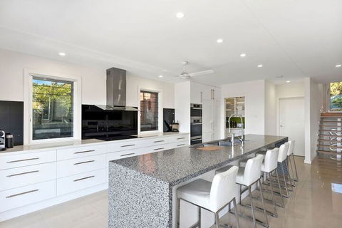 Ultimate Beach House - Kawana Tourism 6
