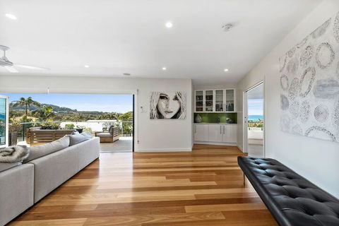 Ultimate Beach House - Kawana Tourism 2
