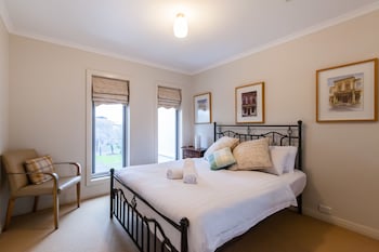 JASMINE, 2BDR Port Melbourne House - Kawana Tourism 0