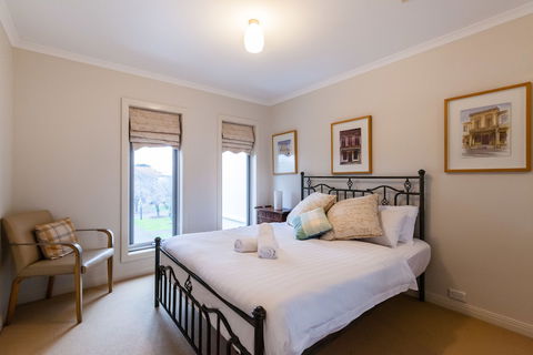 JASMINE, 2BDR Port Melbourne House - Kawana Tourism 1