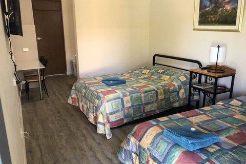Brolga Hotel Motel - Kawana Tourism 1