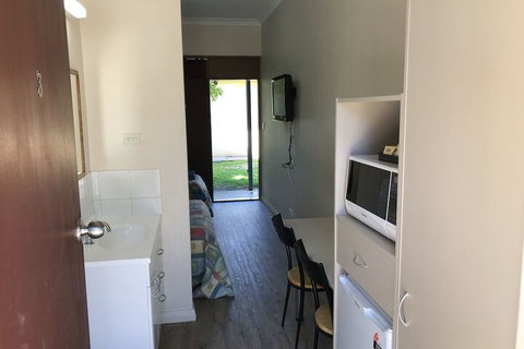 Brolga Hotel Motel - Kawana Tourism 6