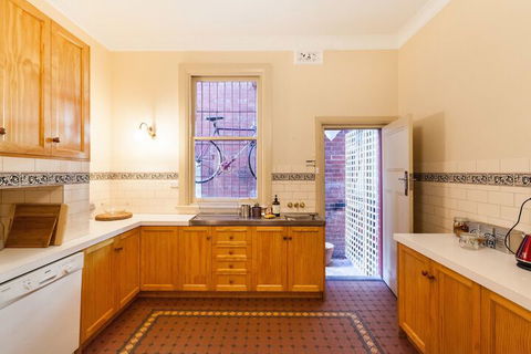 MADELINE, 1BDR Fitzroy Apartment - Kawana Tourism 6