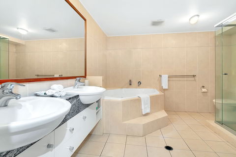 Arlington Apartments - Kawana Tourism 6