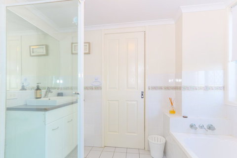 Triton Shores Holiday Apartment - Kawana Tourism 5