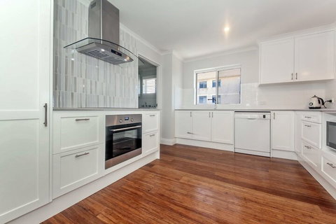 The Anchorage Unit 12 / 9 Laman Street - Kawana Tourism 6