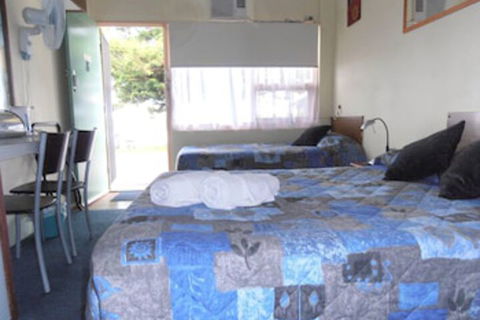 Black Swan Waterfront Motel Not Suitable For Children - Kawana Tourism 6