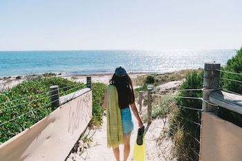 Sun Studio At Quinns Beach - Kawana Tourism 1