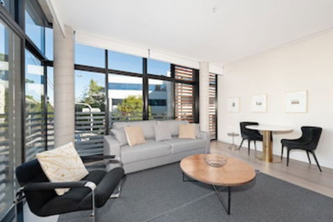 Uber Chic Newtown Designer Pad H392 - Kawana Tourism 0