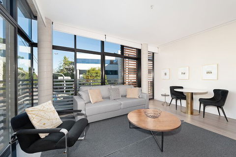 Uber Chic Newtown Designer Pad H392 - Kawana Tourism 2
