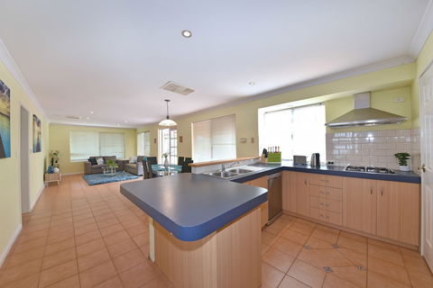 Redcliff Home Close To City & Airport - Kawana Tourism 4