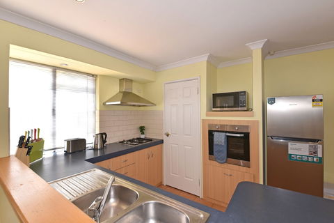 Redcliff Home Close To City & Airport - Kawana Tourism 3