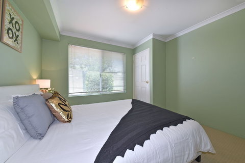 Redcliff Home Close To City & Airport - Kawana Tourism 1