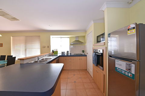 Redcliff Home Close To City & Airport - Kawana Tourism 5