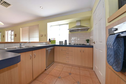 Redcliff Home Close To City & Airport - Kawana Tourism 6