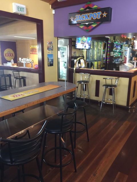 Westside Tavern And Motel - Kawana Tourism 3
