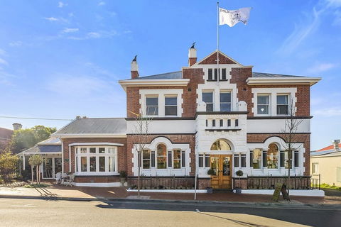 Cygnet Old Bank B & B Cafe & Gift Store - Kawana Tourism 0