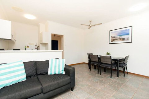 Cable Beach Apartments - Kawana Tourism 5