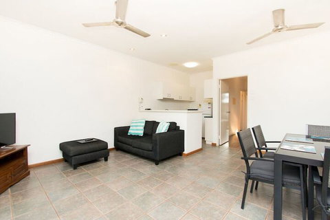 Cable Beach Apartments - Kawana Tourism 3