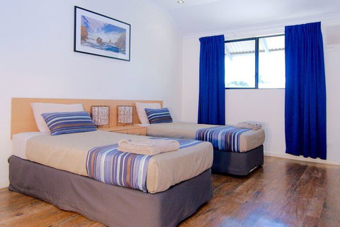 Cable Beach Apartments - Kawana Tourism 6