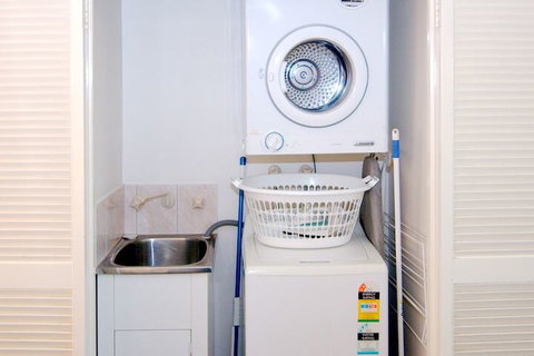 Cable Beach Apartments - Kawana Tourism 4
