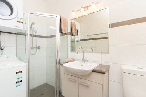Cable Beach Apartments - Kawana Tourism 7