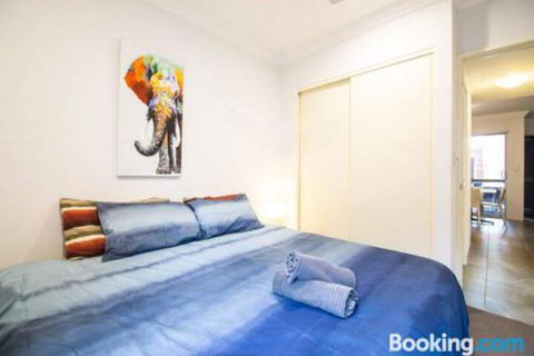Deluxe Stays McMillan Holiday Apartments With Complimentary Parking & Netflix - Kawana Tourism 7
