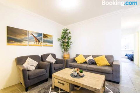 Deluxe Stays McMillan Holiday Apartments With Complimentary Parking & Netflix - Kawana Tourism 4
