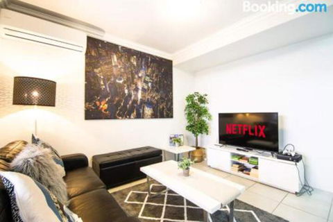 Deluxe Stays McMillan Holiday Apartments With Complimentary Parking & Netflix - Kawana Tourism 2