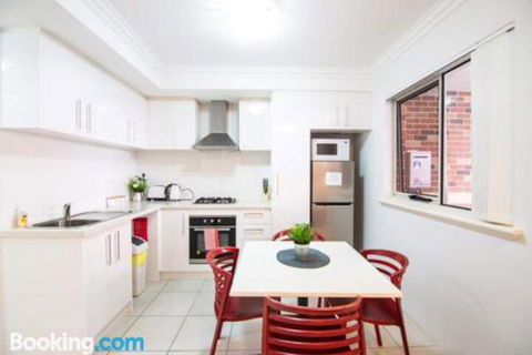 Deluxe Stays McMillan Holiday Apartments With Complimentary Parking & Netflix - Kawana Tourism 5