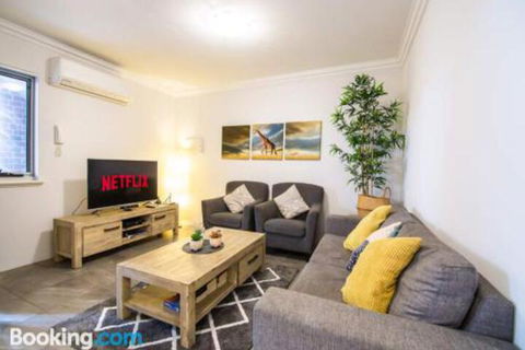 Deluxe Stays McMillan Holiday Apartments With Complimentary Parking & Netflix - Kawana Tourism 0