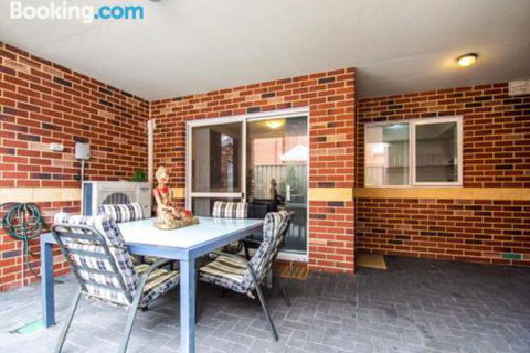 Deluxe Stays McMillan Holiday Apartments With Complimentary Parking & Netflix - Kawana Tourism 6