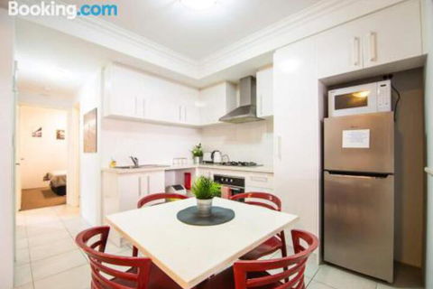 Deluxe Stays McMillan Holiday Apartments With Complimentary Parking & Netflix - Kawana Tourism 3