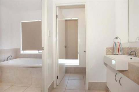 3 Bauhinia Crescent Marcoola PET FRIENDLY LINEN SUPPLIED 500 BOND - Kawana Tourism 6